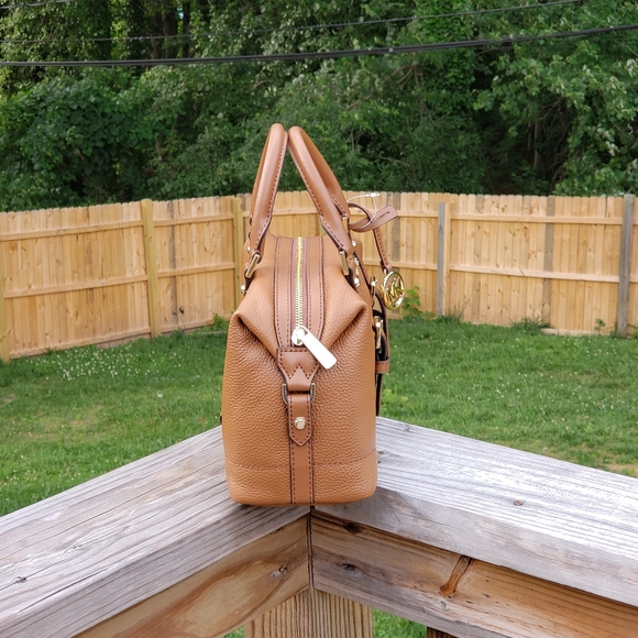 ⚠️LAST 1⚠️ Michael Kors Ginger SM Duffle Satchel - Picture 2 of 7